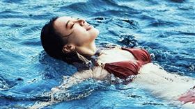 王宣曬出泳裝美照。（圖／翻攝自王宣IG）