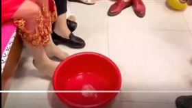 新郎被逼喝「新娘洗腳水」！岳母威脅：不喝聘金加266萬（圖／翻攝自微博糗事乞丐君）