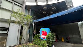 台灣蘋果新聞網傳易主  政院：密切注意交易架構台灣蘋果新聞網日前宣布完成出售、交接，外傳買家是新加坡與香港商人。行政院發言人羅秉成15日表示，港商在台投資須遵守港澳條例等法規，相關部會也將密切注意此案的交易架構。圖為蘋果新聞網位於內湖辦公大樓大門外觀。中央社記者吳家昇攝  111年6月15日
