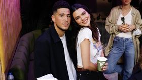 ▲布克（Devin Booker）和卡戴珊家族姊妹珍娜（Kendall Jenner）驚傳分手。（圖／翻攝自E!News推特）