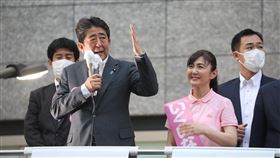 日本參議院選戰  安倍助選強調美日同盟重要性日本第26屆參議院大選22日公告，7月10日舉行投開票。執政黨自民黨籍前首相安倍晉三為自民黨首度參選的前女藝人生稻晃子助選時強調從俄烏戰爭可知道美日同盟的重要性。中央社記者楊明珠東京攝  111年6月23日