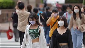 氣象局更新資訊  11縣市防高溫（2）氣象局22日中午更新高溫資訊，雙北、花東及南高屏等11縣市預防攝氏36度以上高溫，截至中午12時，台東縣太麻里已出現37.2度最高。圖為台北車站前民眾過馬路，穿著薄外套防曬。中央社記者王飛華攝  111年6月22日