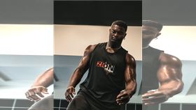 ▲威廉森（Zion Williamson）在IG發出的廣告宣傳照中，展現他休賽季努力健身的成果。（圖／翻攝自威廉森IG）