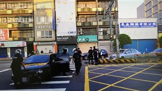 酒駕男拒檢撞警　警鳴槍圍捕查獲毒品
