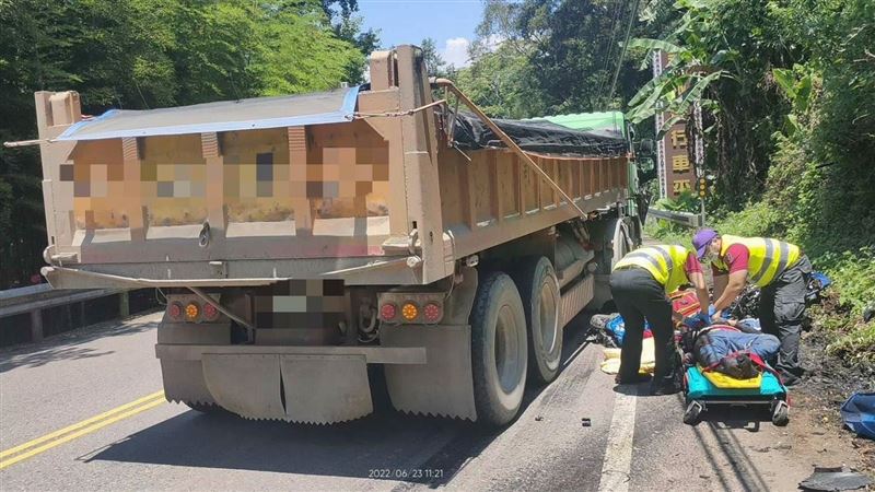 新／北橫重機過彎撞曳引車　騎士命危