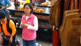 屏東立委競爭激烈　周佳琪宮廟發誓沒賄選國民黨屏東立委參選人周佳琪（右）與無黨籍參選的立委蘇震清戰得激烈，周佳琪30日除到屏東地檢署控告蘇震清涉加重毀謗及意圖使人不當選，隨後到東港東隆宮向王爺發誓，自己清清白白參選，絕對不會賄選。（周佳琪競選總部提供）中央社記者郭芷瑄傳真 108年12月30日