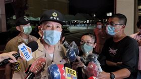 海軍直升機墜毀1人傷重 梅家樹籲為官兵祈福海軍反潛航空大隊S-70C反潛直升機（機號：2303）22日執行試飛科目操作時，在高雄左營神鷹基地跑道重落地，4人受傷，其中1人傷重尚未脫險。海軍司令梅家樹（前左）晚間親自到醫院探視，並籲國人為官兵祈福。中央社記者洪學廣攝  111年6月22日