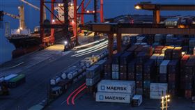 基隆港貨櫃集散區傍晚持續作業經濟部20日公布，5月外銷訂單為554.3億美元，不僅創歷年同月新高，也是在4月終止連25紅後首度翻正，主要受惠於中國解除封控措施的狀況改善優於預期。圖為20日傍晚的基隆港貨櫃集散區持續作業。中央社記者趙世勳攝  111年6月20日