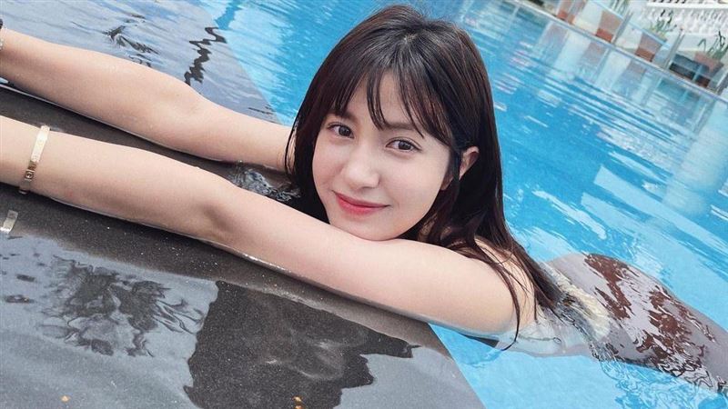 甜美女神下面全濕　一側身曝完美胸型