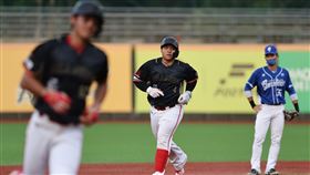 ▲吉力吉撈鞏冠面對江少慶擊出滿貫全壘打。（圖／味全龍球團提供）