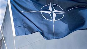 白宮23日表示，北大西洋公約組織的新戰略構想反映出對中國的憂慮。圖為士兵揮舞北約旗幟。（圖／翻攝自facebook.com/NATO）
