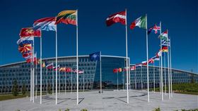 白宮23日表示，北大西洋公約組織的新戰略構想反映出對中國的憂慮。中間為北約旗幟。（圖／翻攝自北約網頁nato.int）