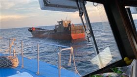 鐵殼船，走私，非法越界，載運20噸豬肉製品，(圖／台中海巡隊提供)