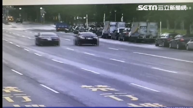 台北市北投區發生街頭飛車追逐,林姓男子駕駛的車輛遭2車夾擊並持棒球砸毀。圖/記者李依璇翻攝