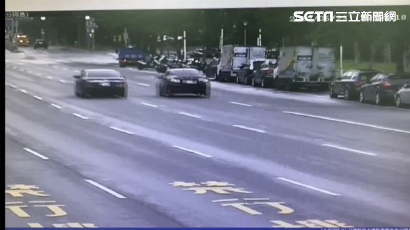 台北市北投區發生街頭飛車追逐，林姓男子駕駛的車輛遭2車夾擊並持棒球砸毀。圖／記者李依璇翻攝