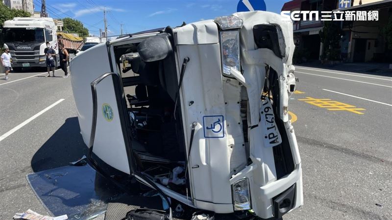 復康巴士撞車180°翻覆　6傷送醫
