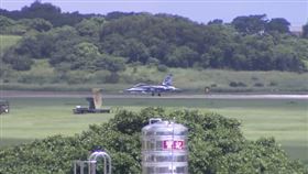 勇鷹新式高教機掛載500磅水泥彈於台中外海拋投，知情人士今天表示，編號11002勇鷹機上午10時於台中起飛，成功命中目標。