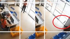 貓困租車行！飆速助跑「衝玻璃門」下秒竟穿越（圖／翻攝自黑色豪門企業臉書）