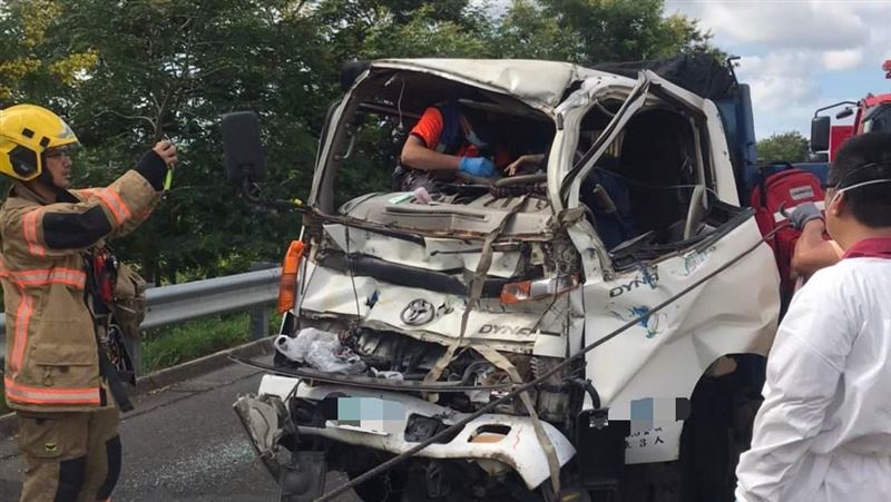 國三5車追撞！大貨車頭變形駕駛受困