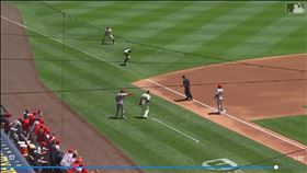 ▲釀酒人2次傳球失誤，紅雀二壘安打居然跑回本壘。（圖／翻攝自MLB官網）