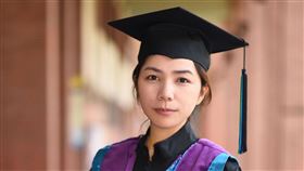 中山大學社會學系原住民碩士在職專班首位畢業生，高雄那瑪夏鄉的布農族人Humhum Ispalidav，漢名周曉鳳。（圖／翻攝自國立中山大學）