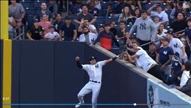 ▲加洛（Joey Gallo）搶在球迷前沒收界外球。（圖／翻攝自MLB官網）