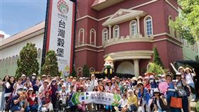 ▲聯米愛心志工群於位於彰化埤頭鄉的聯米基金會前合影。（圖／聯米文化基金會提供）