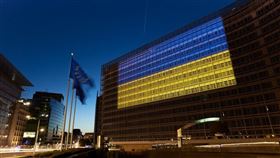 烏克蘭23日正式成為歐盟候選國。圖為歐盟總部外牆上投射著烏克蘭國旗。（圖／翻攝自facebook.com/EuropeanCommission）
