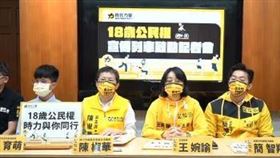 時代力量主席、立委陳椒華今天偕黨籍立委與公職參選人，宣示將串聯全台，透過街講掃街宣傳18歲公民權理念，呼籲民眾11月出門投票。（圖／翻攝自臉書）