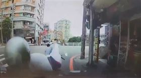 暴衝,新竹市,轎車,光復路（圖／翻攝自臉書《爆廢公社二館》）