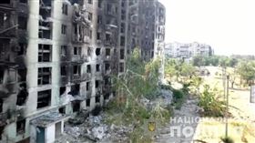烏克蘭軍隊在東部戰場與俄羅斯激戰數週後，不得不從北頓內茨克撤退。圖為盧甘斯克地區房屋遭砲擊。（圖／翻攝自facebook.com/UA.National.Police）
