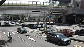 2歲男童確診發燒，父親衝派出所求援，員警開道護送，確診外出就醫 (圖／翻攝畫面)