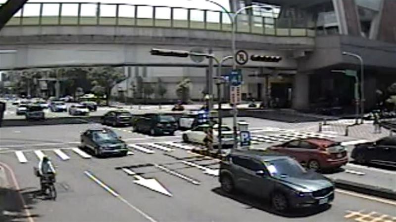 2歲童確診燒40度抽搐　警開道護送