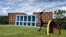 史前館再造  入口草坡繽紛藝術品國立台灣史前文化博物館閉館2年再造，工程陸續完工，入口前廣場原設計是「太陽廣場」，再造工程後換成草坡，草坡上佇立一座色彩繽紛藝術品，為台灣女性藝術協會理事長賴純純的作品「跳舞的鹿」。中央社記者盧太城台東攝  111年6月24日