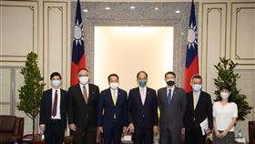 游錫(方方土)接見泰國駐台代表曾德榮立法院長游錫(方方土)（中）24日上午在立法院接見駐台泰國貿易經濟辦事處代表曾德榮（Twekiat Janprajak）（左3）一行，並合影留念。中央社記者謝佳璋攝  111年6月24日