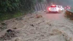 苗栗泰安部落，雷雨轟炸，積水，泥流，交通中斷 (圖／翻攝畫面)