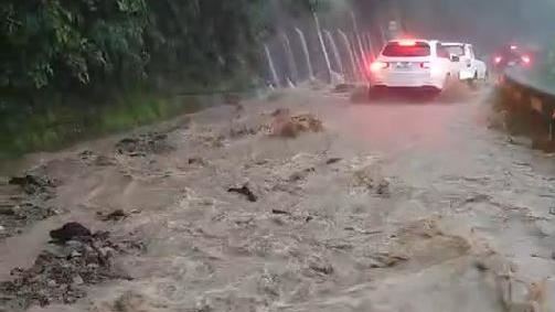 新／雷雨狂炸！泰安溫泉湧泥流路中斷