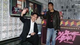 高捷（左）和顏正國合作《少年吔，安啦！》。（記者楊澍攝影）