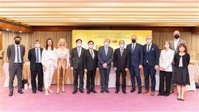 外交部政務次長曾厚仁與立陶宛農業部政務次長吉爾卓帝斯及官方代表合影。（圖／外交部提供）
