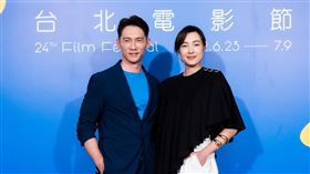 02 温昇豪（左起）和曾珮瑜在《夢遊樂園》片中飾演一對貌合神離的假面夫妻。（圖／台北電影節提供）