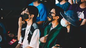 ▲導師田一德、坤達驚喜現身（圖／野火娛樂提提供）