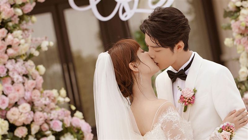肖戰全壘打驚曝喜訊　婚紗擁吻照曝光