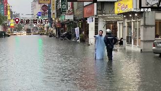大雨狂炸2小時！彰化市區馬路成小河