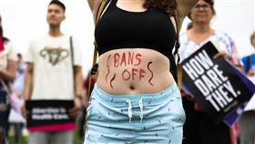 示威群眾發揮創意 捍衛墮胎權美國一名示威女子肚皮上寫著「禁令滾開」的標語，反對最高法院推翻保障婦女墮胎權的「羅訴韋德案」歷史性裁決案。中央社記者徐薇婷華盛頓攝 111年5月15日