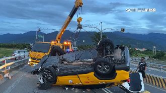 防疫計程車撞護欄翻車　移工受困車內