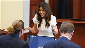 強尼戴普方由「聖光女律師」卡蜜兒（Camille Vasquez）。（圖／美聯社／達志影像）