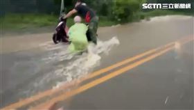 台中新社暴雨，道路如小河，婦人騎機車遭沖倒。（圖／民眾提供）