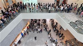 南美館殭屍展，館內擠滿3千人。（圖／翻攝自爆廢公社 臉書）