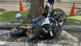 苗栗重機自撞卡樹　男無生命跡象（圖／翻攝畫面）