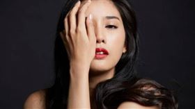 一名媽媽的右臉在12歲時突然停止生長。（示意圖／xFrame）